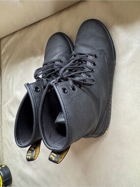 Dr Martens Sheridan Boots
Women's US 8 L Black Matte High Top Lace Up Boots